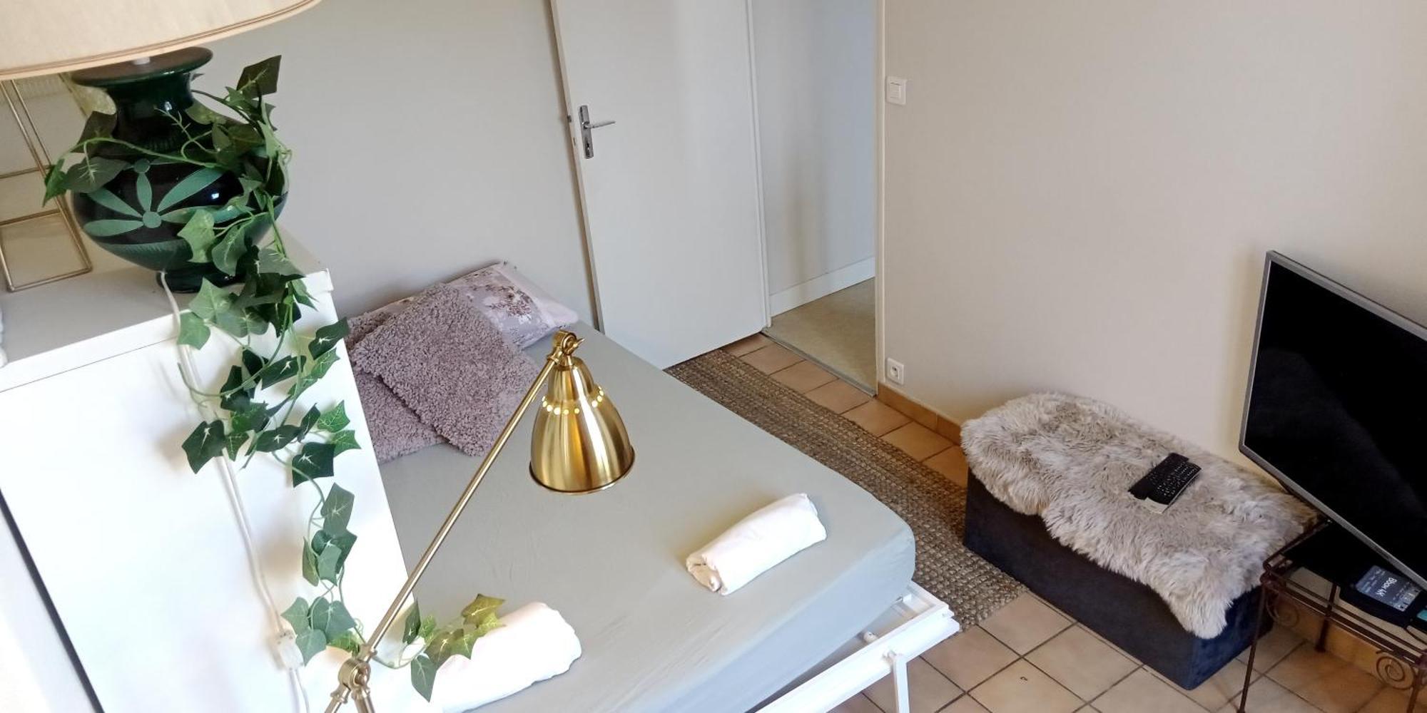 Authentic House Small, Bright And Calm