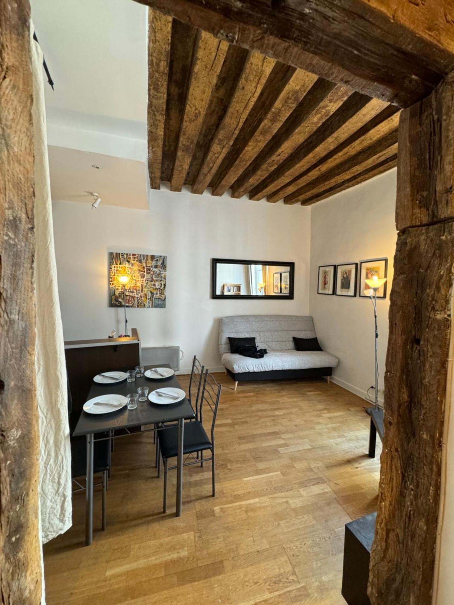 Typique Parisien Au Coeur Du Marais Parigi