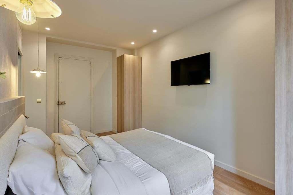 Apartment Center Of Beaubourg By Studioprestige Paris
