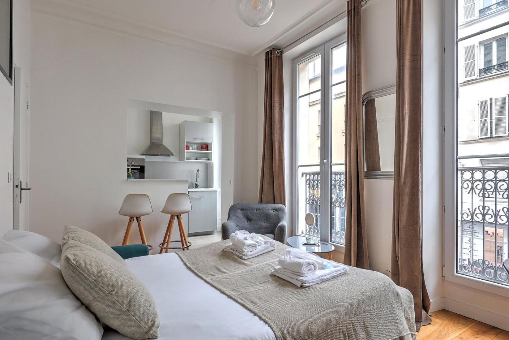 338 Montmartre - Superb In