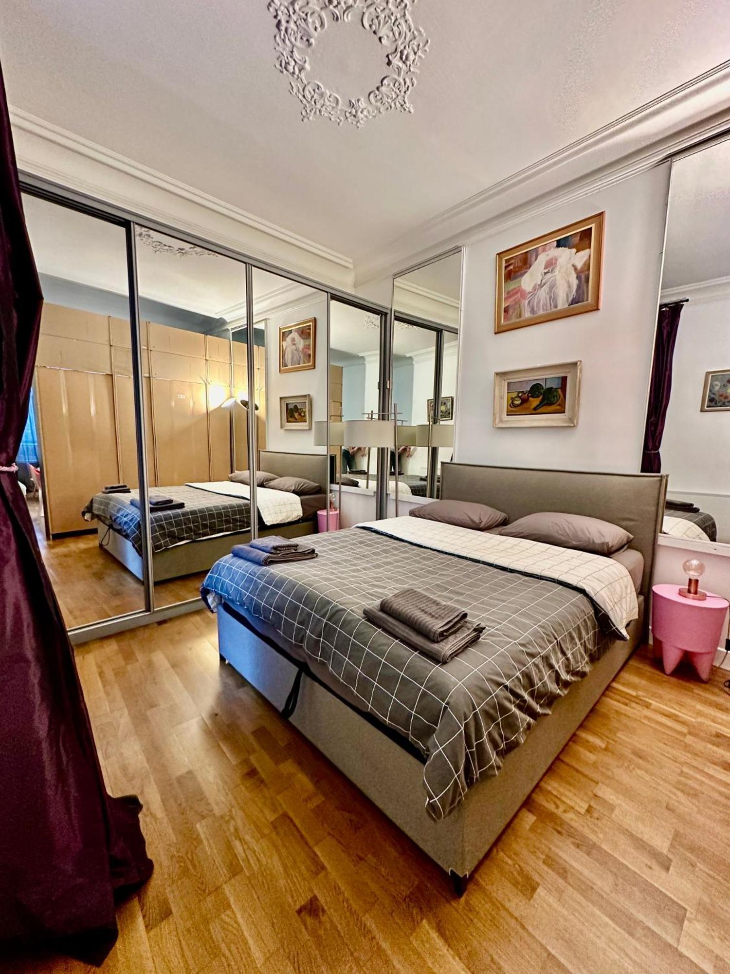 2 Bedroom With Spacious Terrace Minutes From Champs Elysees Parigi