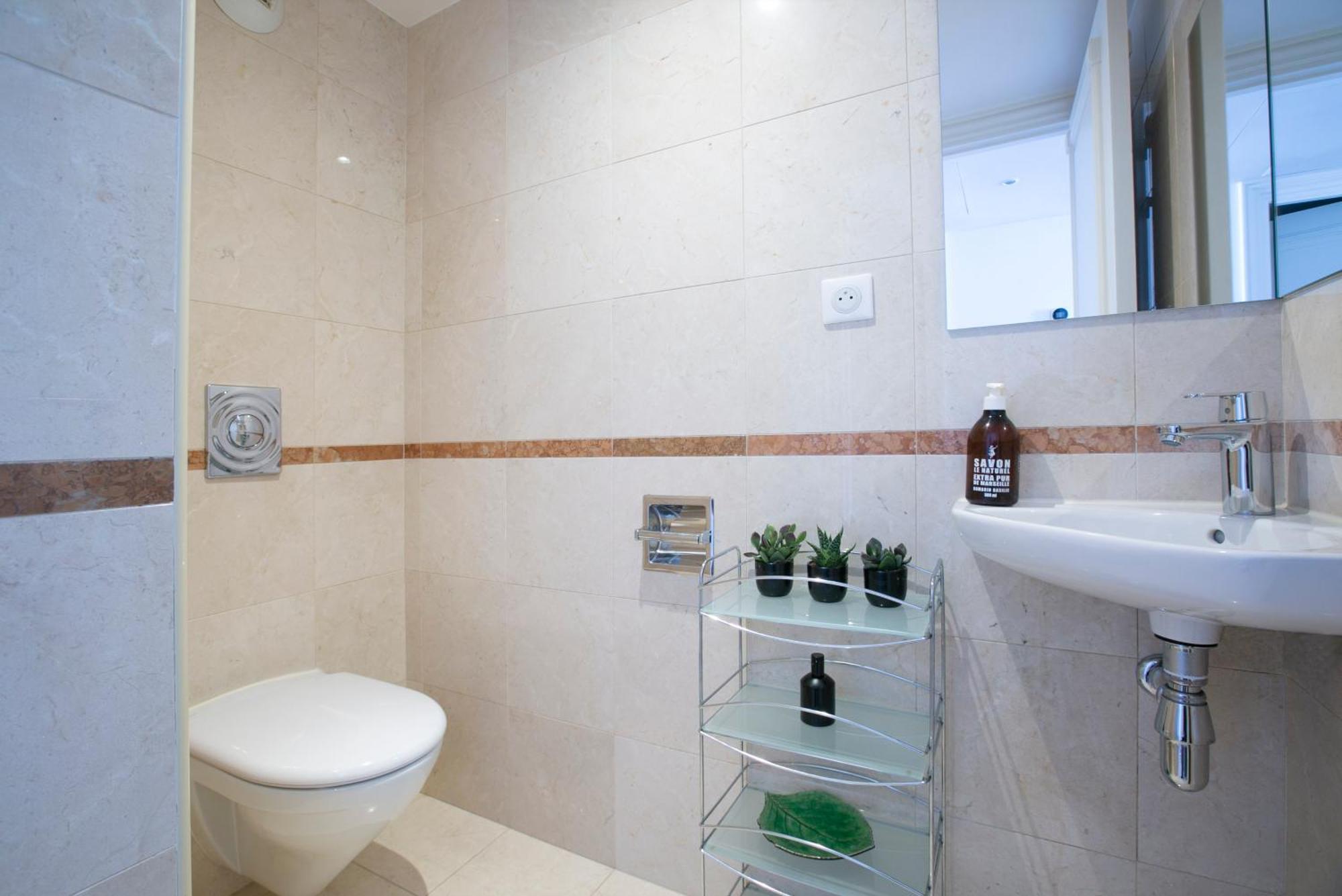 Magnificient 2 Bedrooms With Terrace Next To Champs-elysees - Pc62b Appartamento *