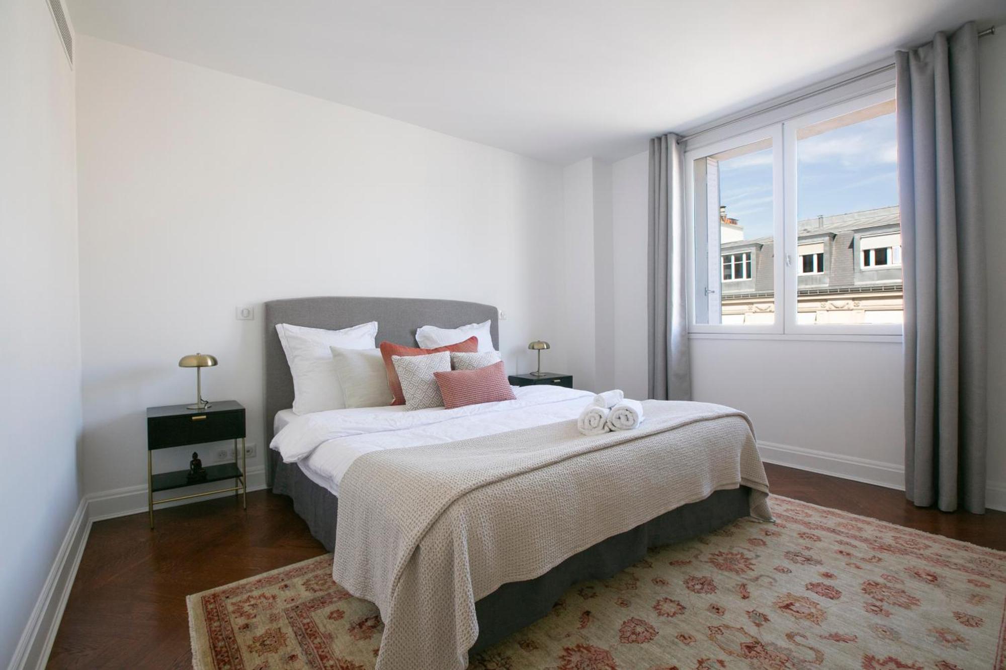 Magnificient 2 Bedrooms With Terrace Next To Champs-elysees - Pc62b * Parigi