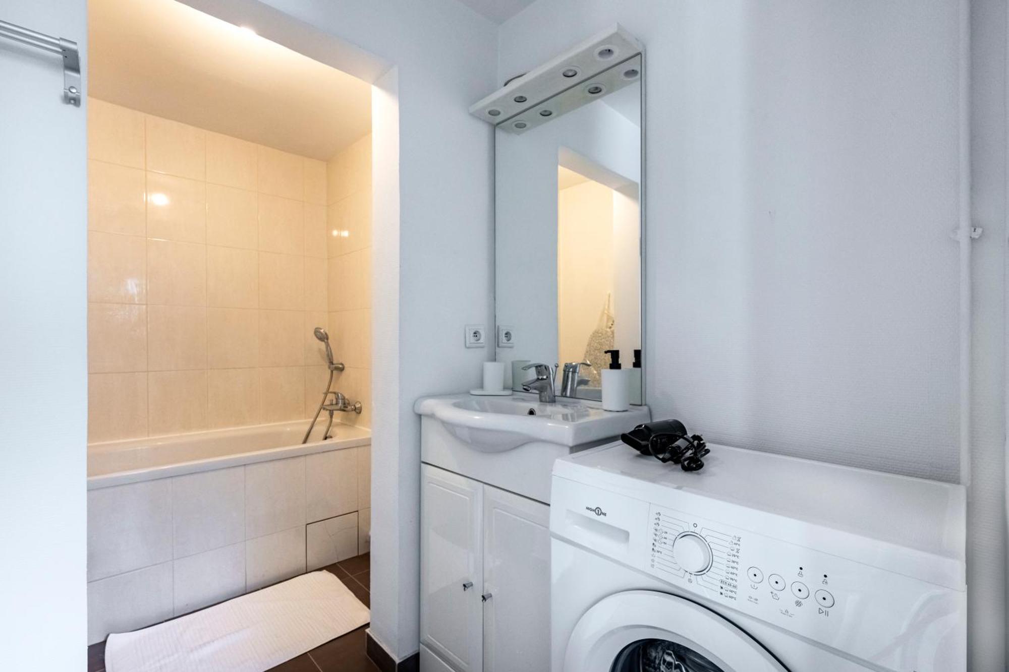 Close To Center Of I Fully Equipped Apartment Paris