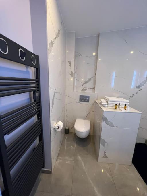 Newly Renovated Spacious In Montorgeuil Area Appartamento