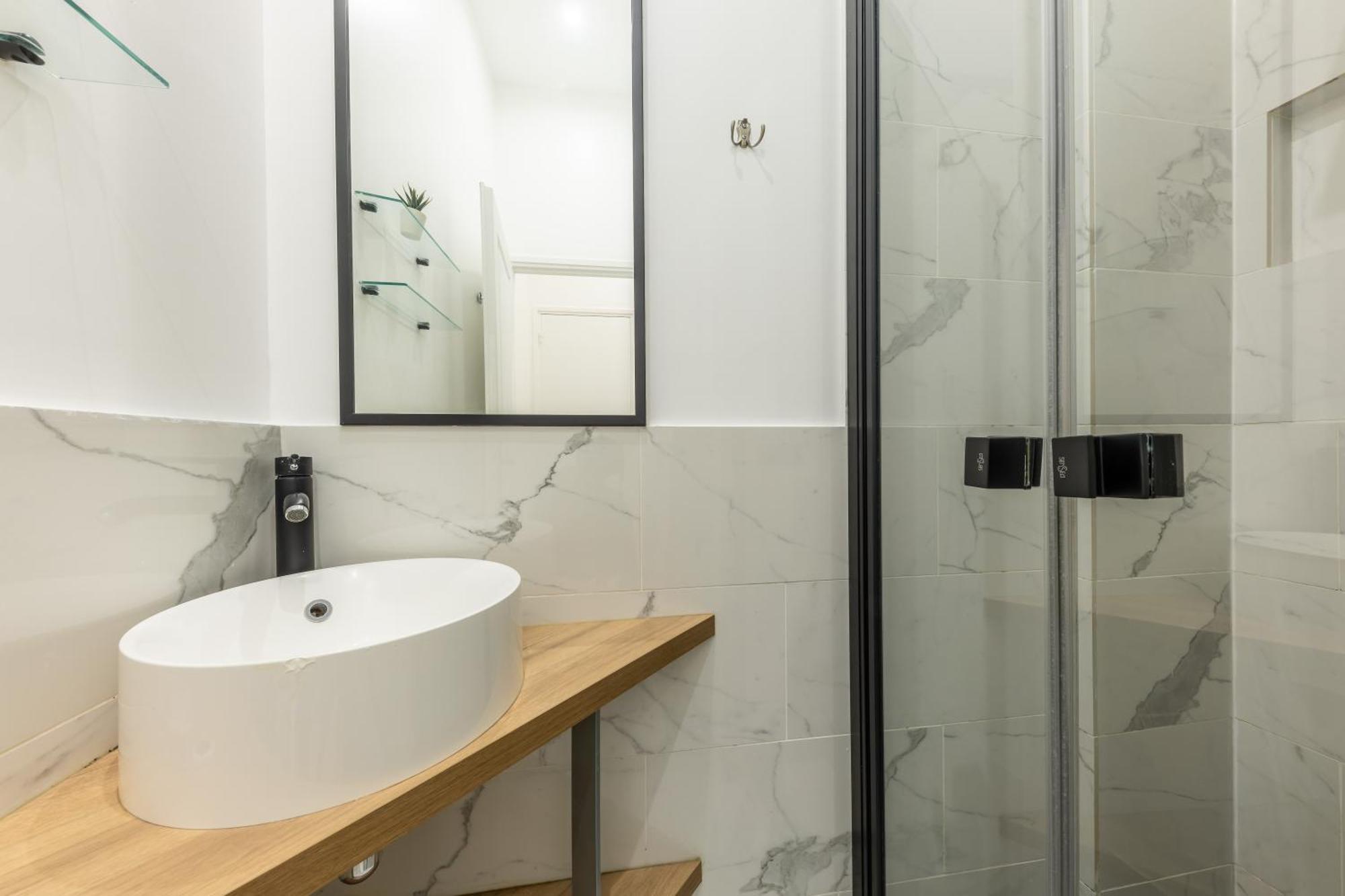 Apartment Off Majesti In Montmartre - Rue Pierre Fontaine Paris