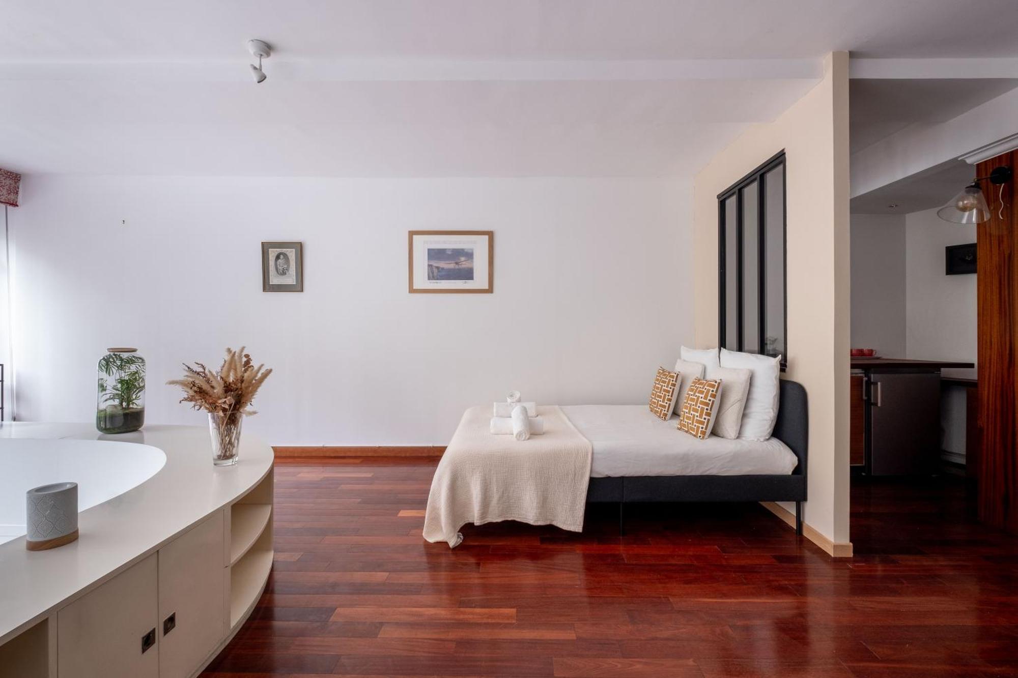 Loft D Exception Au Pied Des Champs-elysees Paris