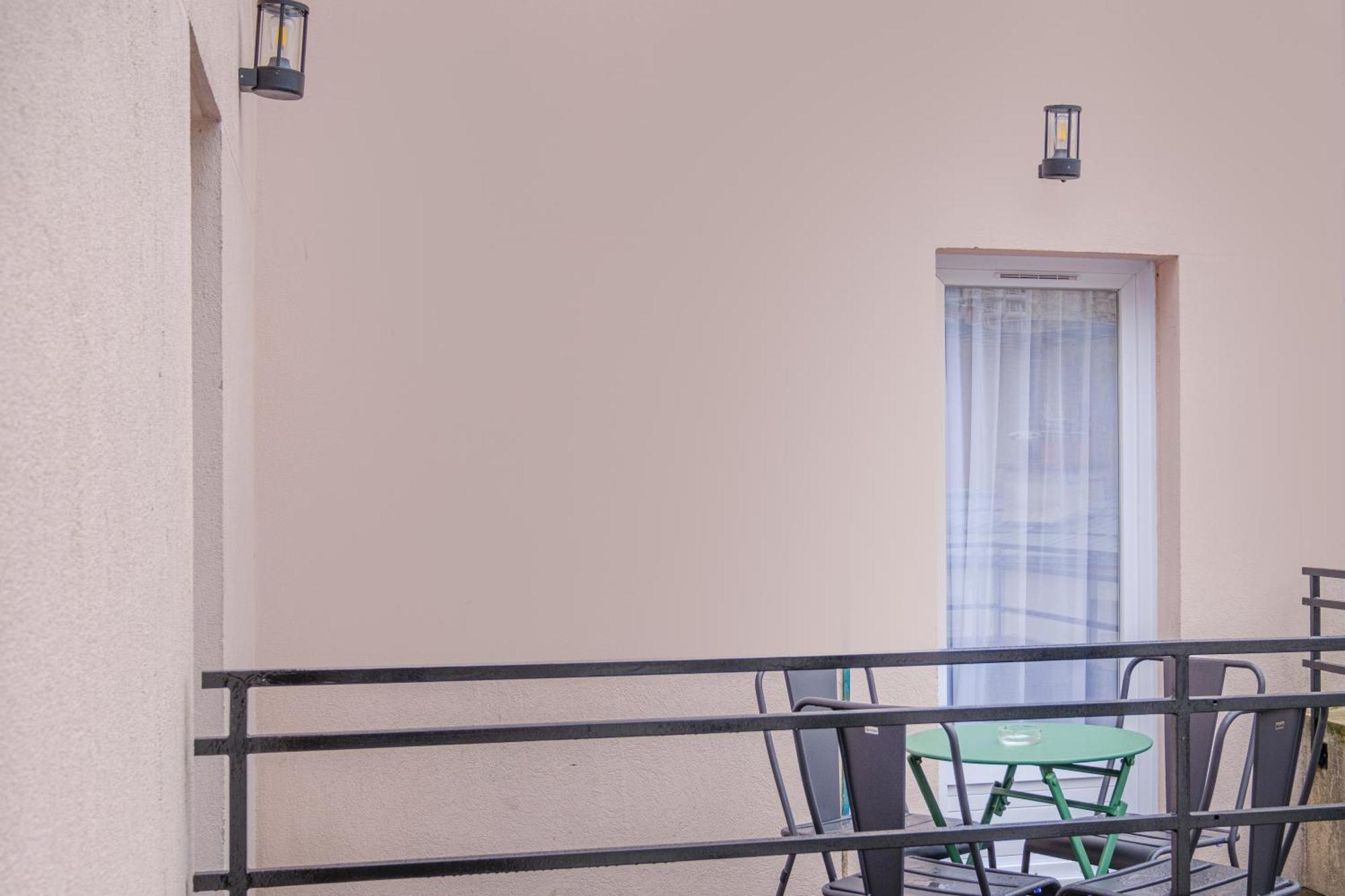 East Aparthotel *