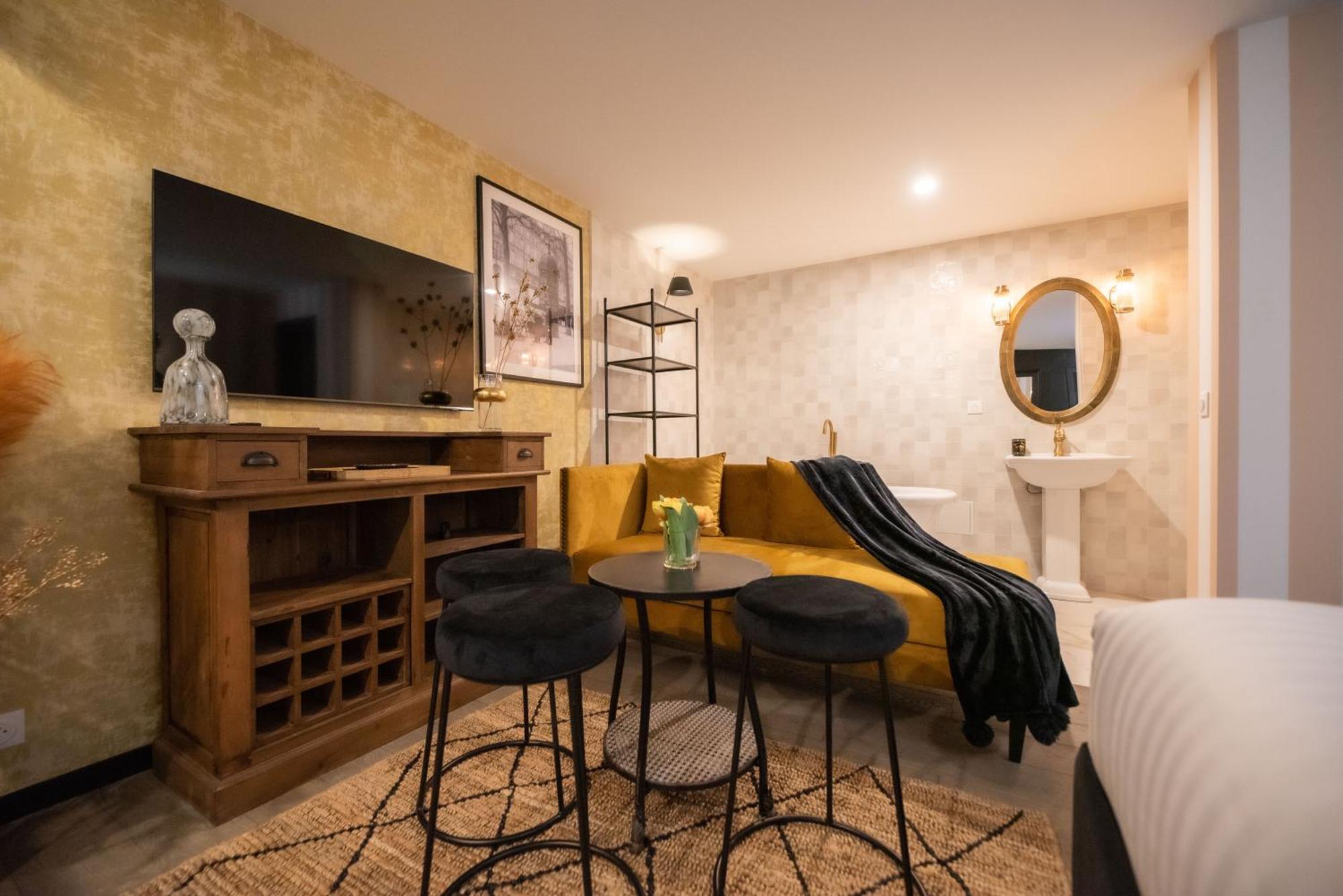 Monsieur Montmartre - Moulin Rouge Apartment