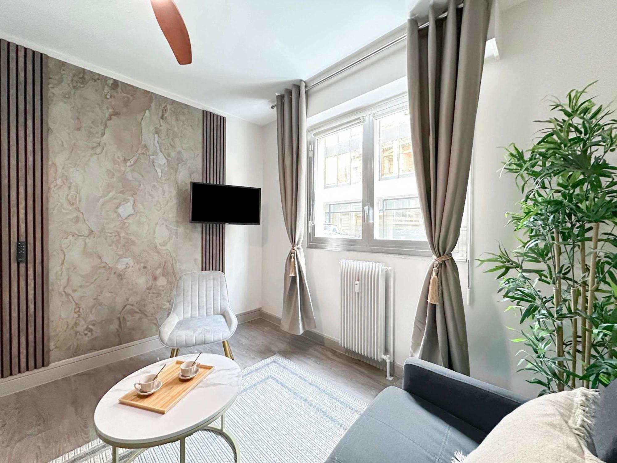 Elegant Escape Near Arc De Triomphe *