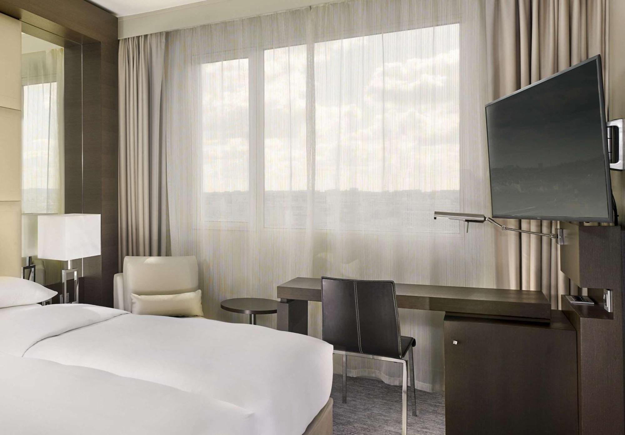 Hyatt Regency Etoile Hotel