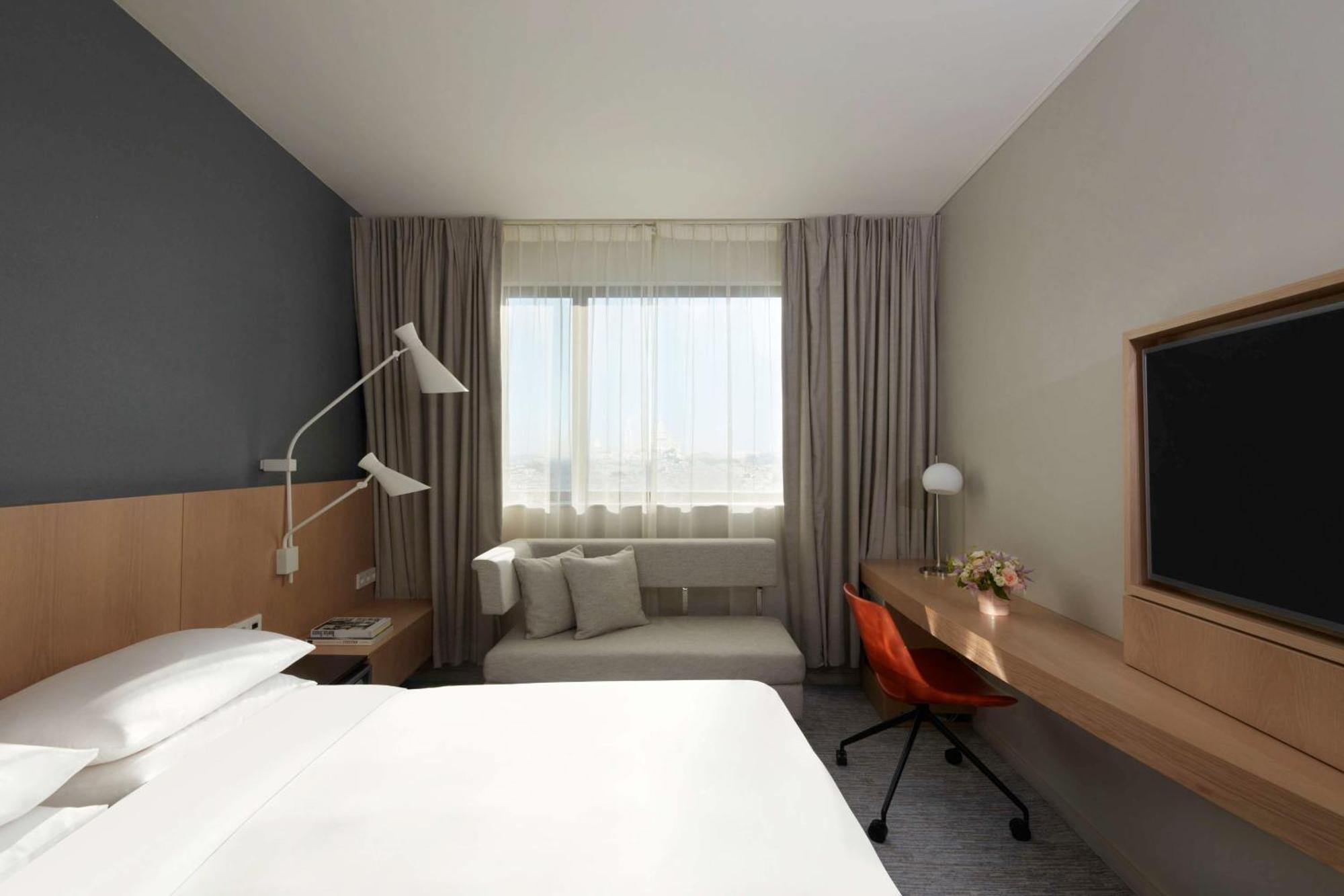 Hyatt Regency Etoile Hotel 4*