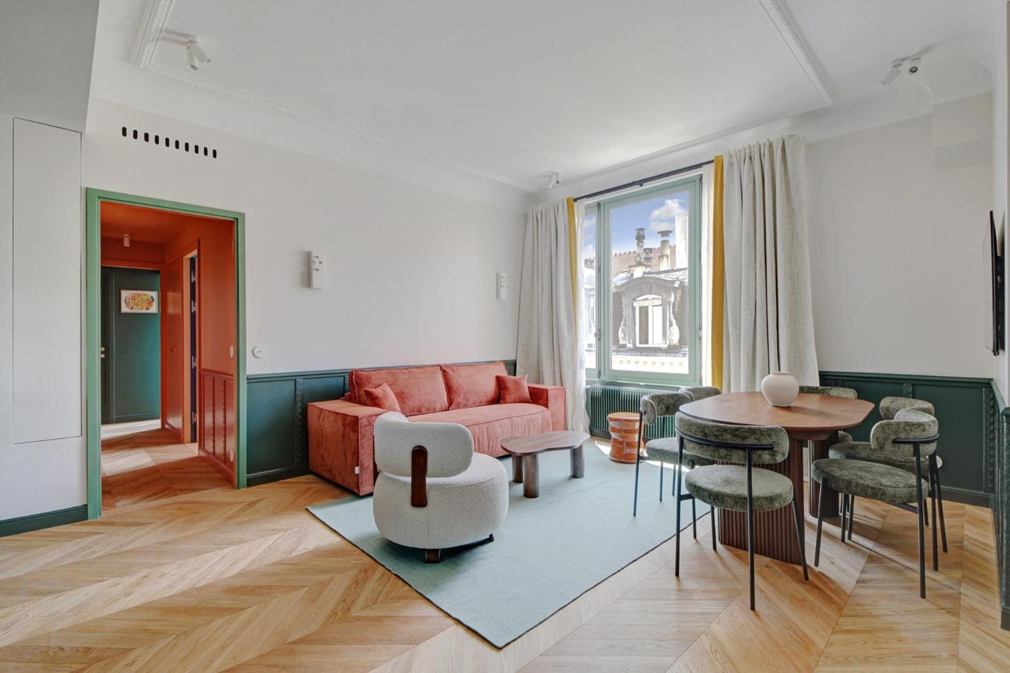 Collection Serviced In Opera - Rue Saint-lazare *