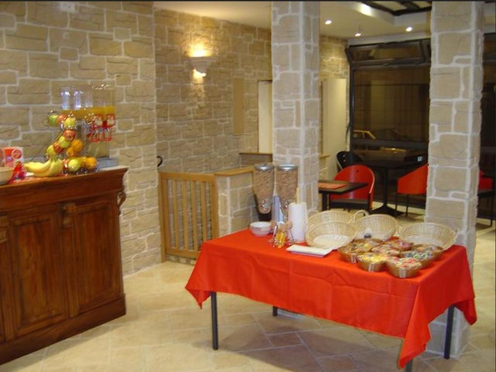 Le Mediterraneen Hotel