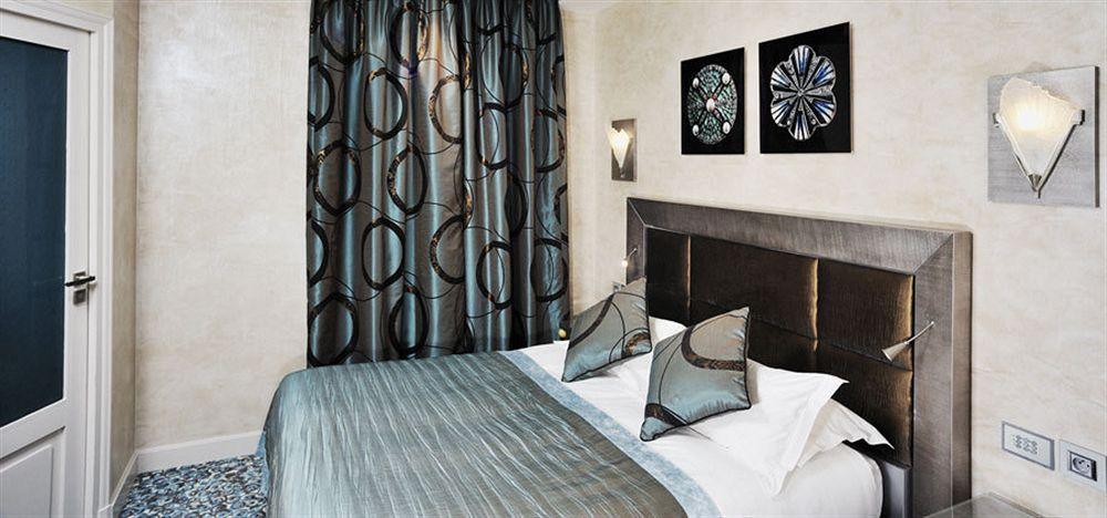 Des Champs-elysées Hotel 4*