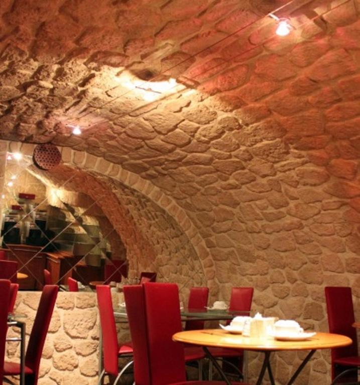 Hauteville Opera 3*