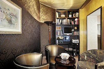 Des Champs-elysées Hotel 4*