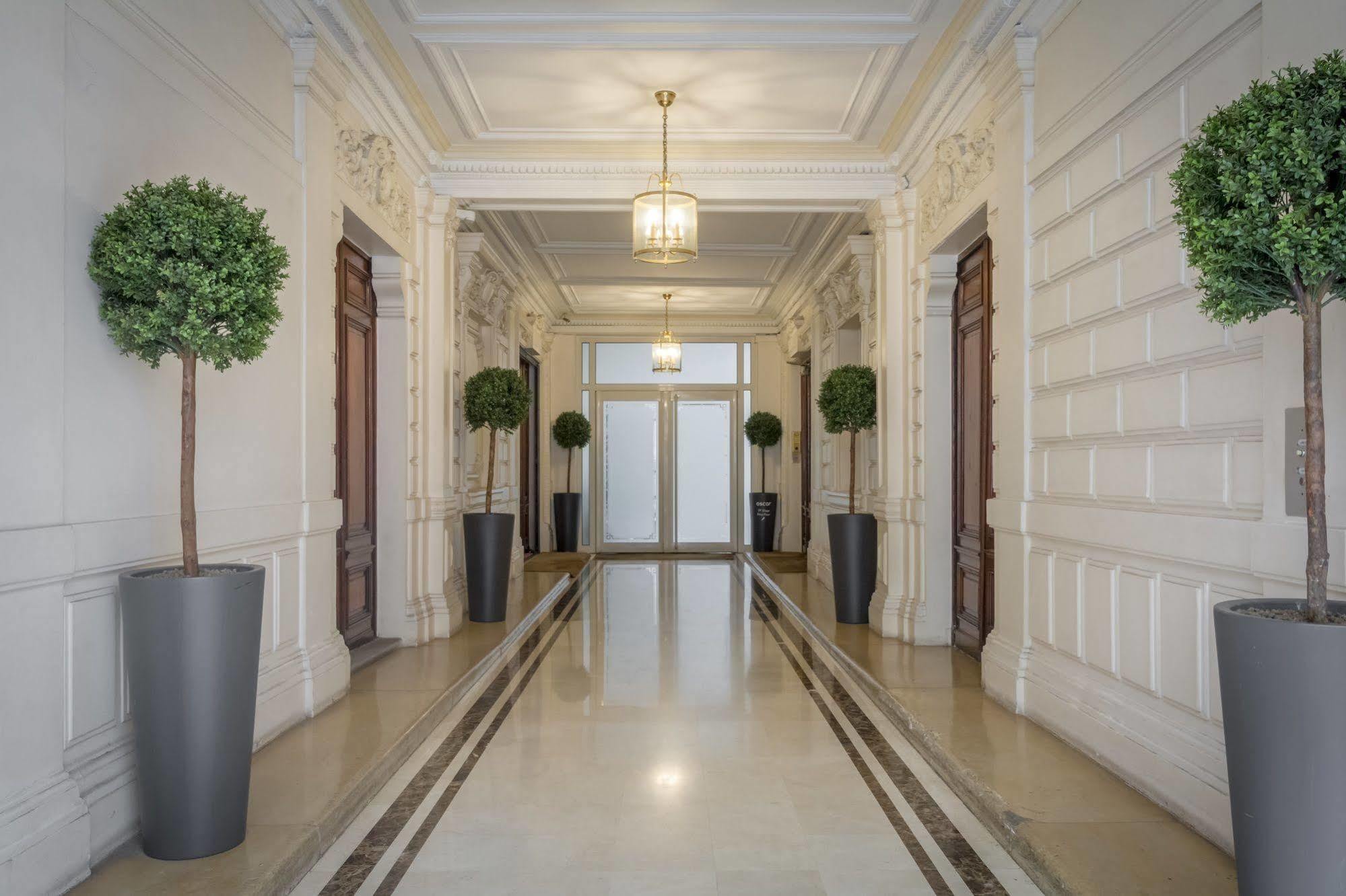 33 Marbeuf Paris