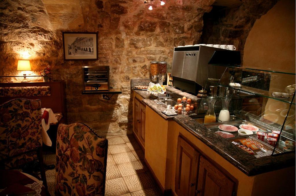 Hotel Les Tournelles Paris