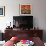 Quiet apt close to République