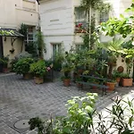 Paris-Sur-Seine-Chez-Caroline
