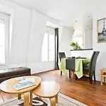 Tour Eiffel Montmartre House