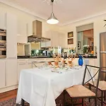 Luxury, Calm And Elegance In The Heart Of Champs-Elysees With A Bottle Of Champagne Upon Your Arrival !!!