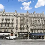 Superbe appartement rénové sur les toits de Paris avec vue sur la Tour Eiffel