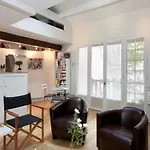 Beautiful 1 Bedroom Home In Paris