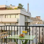 Balcony & Eiffel Tower View City Apartment
