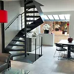 Charming Townhouse With Garden In The City Of Love