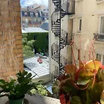 Grand F2 Avec Vue Sur La Maison De Georges Brassens