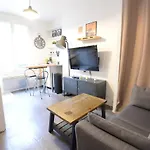 22 M Ideal For 2 A Few Steps From Belleville