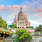 Studio Cocoon With View In The Heart Of Paris 09