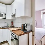 Bright Apartment Ideal For 2 In The 15Th Arrondissement