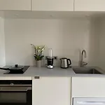 Superbe Studio Avec Balcon, Situe Entre 6E Et 7E !