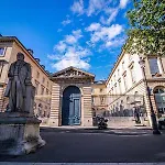 Petite Maison Avec Cour Dans Les Beaux Quartiers-Vous Faites Le Menage- Very Good Prices For T-H-E Location But You Have To Clea-N Th-E Flat