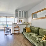 Cozy 2-Person Apartment In Pere Lachaise