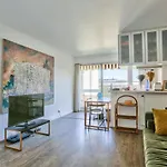 Cozy 2-Person Apartment In Pere Lachaise