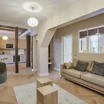 Apartment Center Of Paris By Studio Prestige