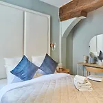 Apartment Center Of Paris By Studio Prestige