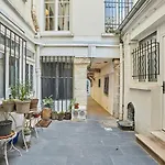 Apartment Center Of Paris By Studio Prestige
