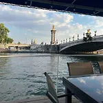 Peniche De Charme Au Pont Alexandre III
