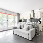 Apartment With Balcony Next To Buttes Chaumonts