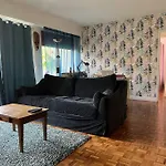 Grand Appartement Avec Balcon Et Parking Gratuit Sur Place