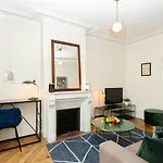 Latin Quarter With Balcony - Cityapartmentstay
