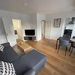 Bright Modern Apartment, 2 Bedrooms, 6 Guests