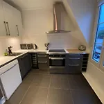 Bright Modern Apartment, 2 Bedrooms, 6 Guests