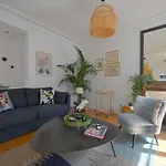 Warm Modern & Fabulous- Large Apartment