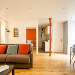 Quiet Apartment, Lively Area,Next To Eiffel Tower.
